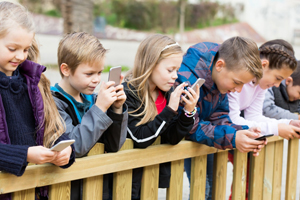 Enfant-sur-smartphone