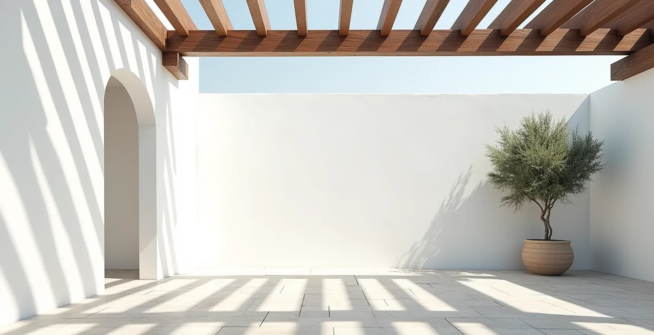 Vue minimaliste d'une terrasse avec jeu d'ombres géométriques créées par un store