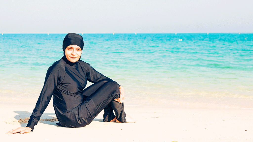 Deux modèles de burkinis posés à plat montrant les différentes coupes long et papillon