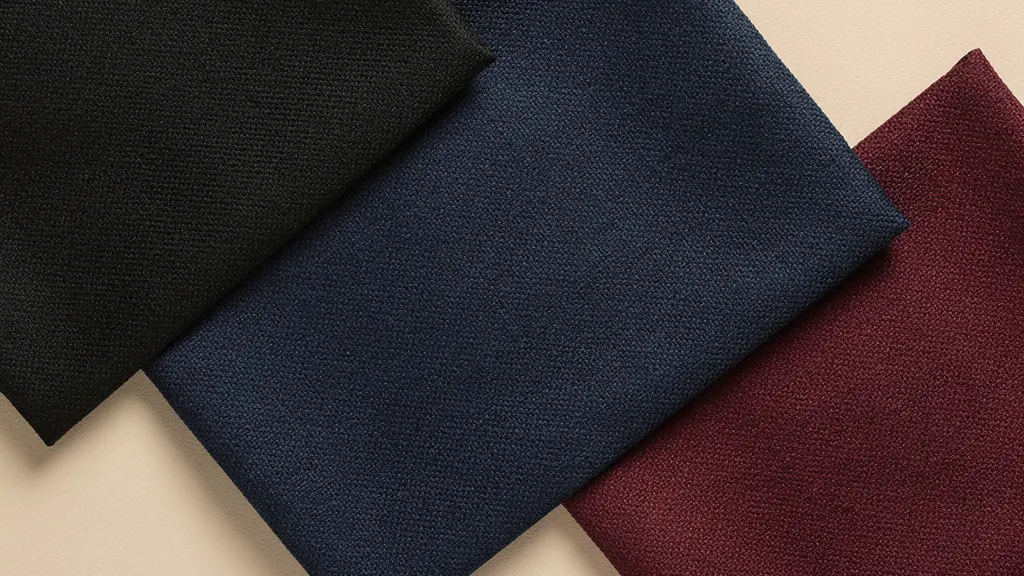 Palette de couleurs burkini avec échantillons tissus noir bleu marine bordeaux sur fond neutre