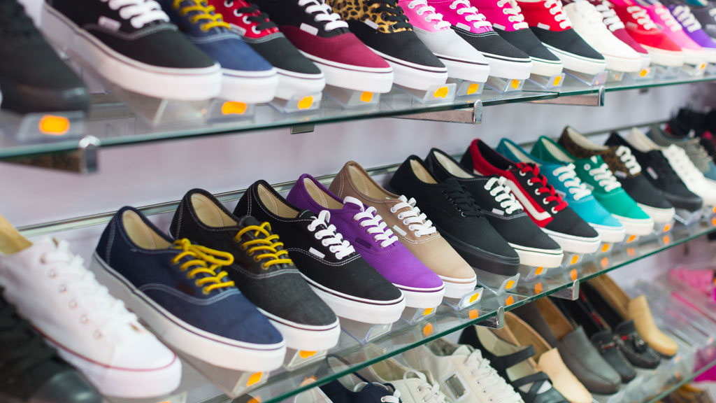 Atelier de fabrication artisanale de baskets montrant le soin apporté aux finitions