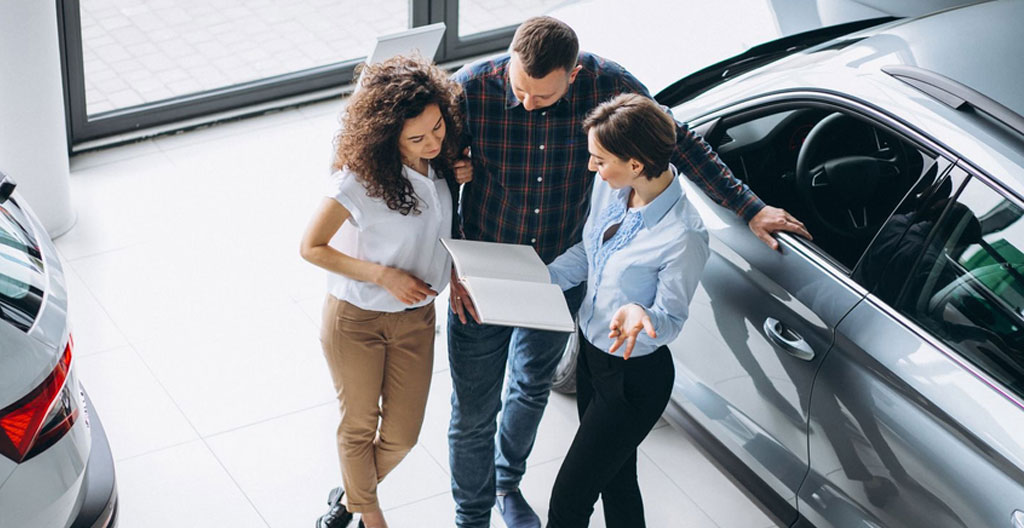 Gros plan sur un document de soumission d'assurance automobile posé sur un bureau, affichant des montants de prime en dollars canadiens