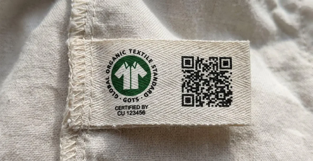 Gros plan sur étiquette textile avec certification GOTS et QR code de traçabilité