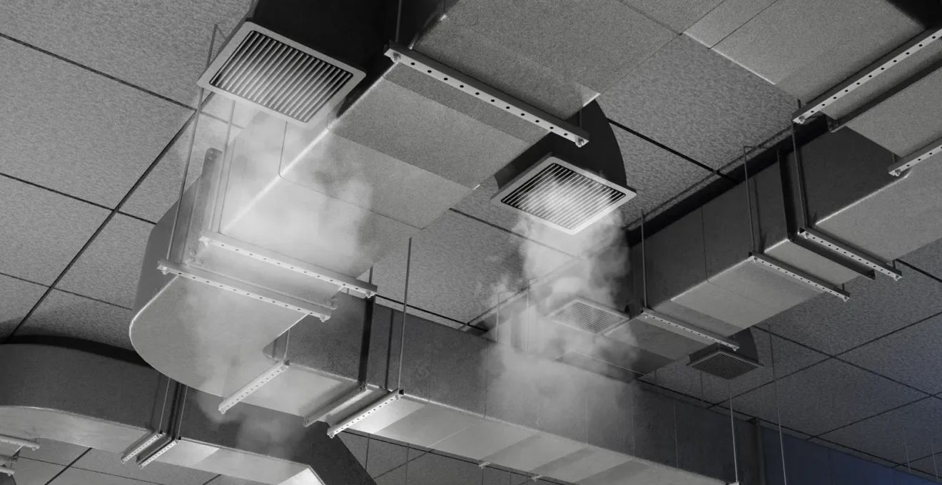 Technicien HVAC inspectant une unité de traitement d'air commercial avec appareil de mesure dans une salle mécanique